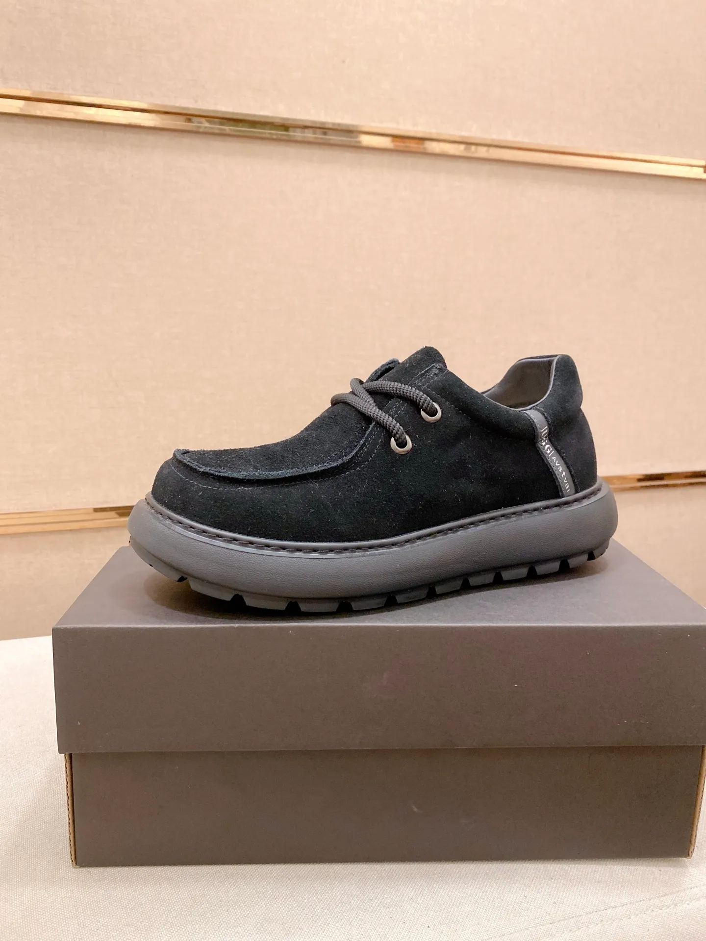 Factory price: 600💰New UGG fur-integrated men's simple and fashionable snow shoes. The most worth buying at the end of this year are warm casual shoes. Whether you are out and about at home, their comfortable and warm performance will be your most suitable fashion companion! The material is cowhide upper and imported wool is used inside. Two layers of cowhide for warmth and comfort! The eva+ rubber patch outsole is cushioned, non-slip and wear-resistant, and has good elasticity. It is light and wear-resistant, comfortable and soft, and the new simple cut is more fashionable. It has both practicality and fashion sense, so you no longer have to worry about how to match it in winter, while still maintaining your fashionable taste. High-quality genuine wool produced in Dongguan. The material depends on the details! Size: 39-40-41-42-43-44-45 sneaker size